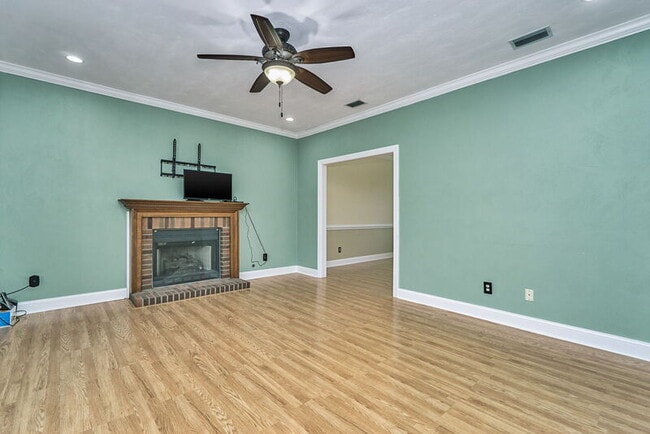 Building Photo - 625 Creekwood Dr