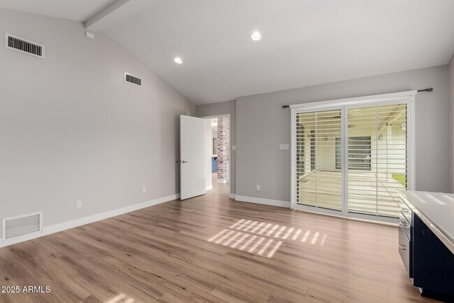 Building Photo - 5001 E Mitchell Dr