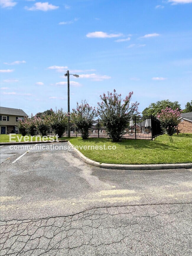Building Photo - 5600 Country Dr