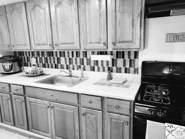 Building Photo - 4 Parente Ln N