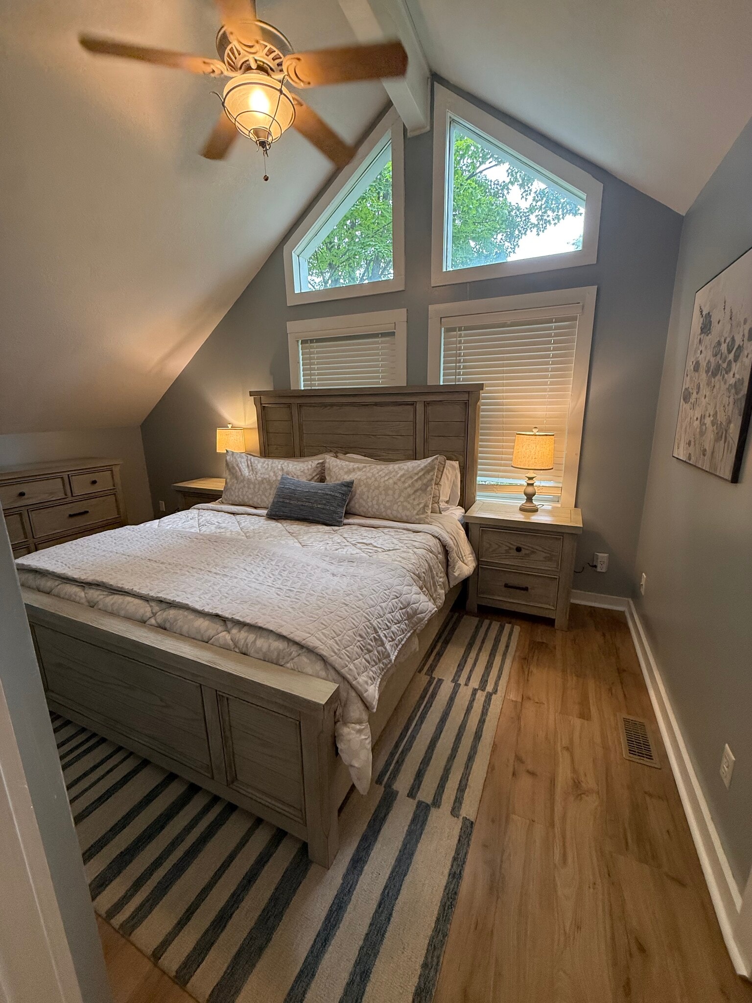 Upstairs Bedroom (King) - 80 Lane 585 Lake James