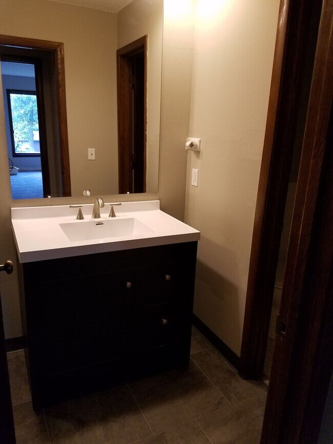 Building Photo - 2 Bedroom Available