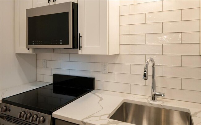 Building Photo - 15 Cranston Ave