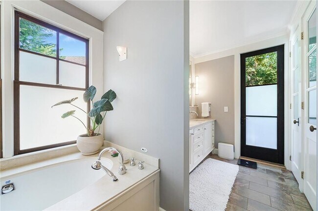 Building Photo - 868 Rosedale Rd NE