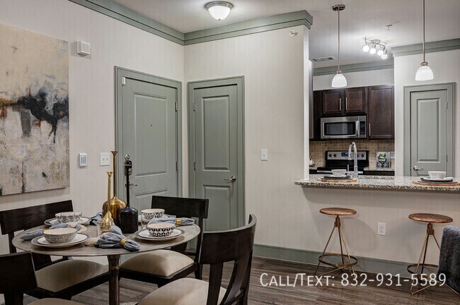 Building Photo - 1 Month Free on a Gorgeous 2/2!