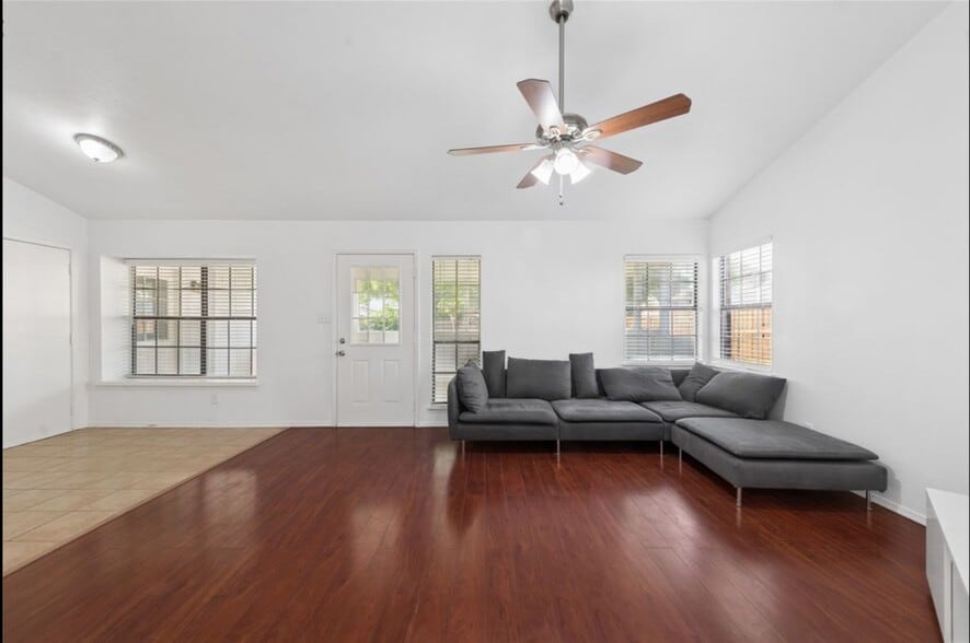 The living room - 543 Guadalupe Dr