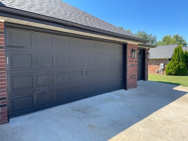 Building Photo - 602 Paradise Way