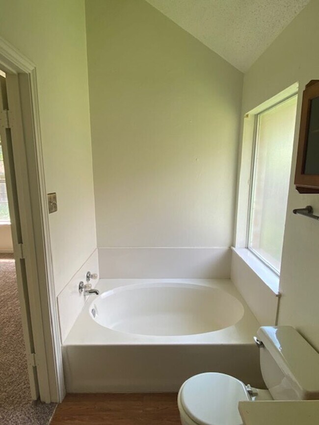 Building Photo - THREE BEDROOM TWO BATHROOM HOUSE