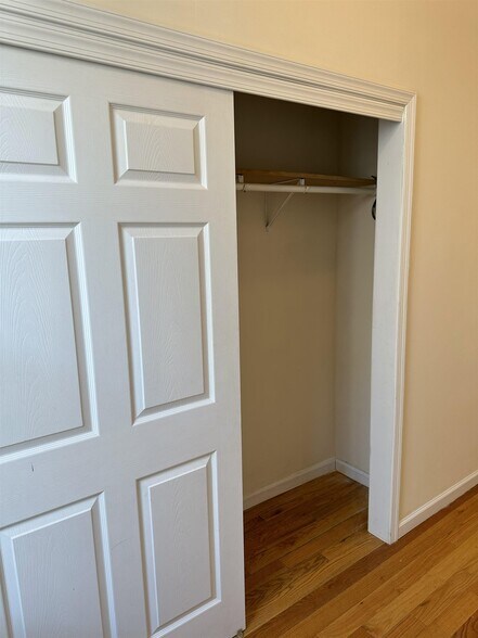 Building Photo - 942 Willow Ave