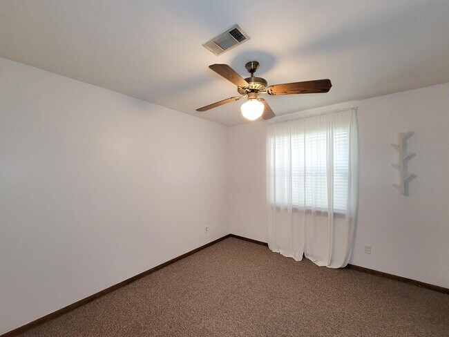Building Photo - 10282 Valley Dr S