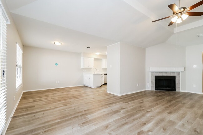 Building Photo - 401 Cross Cut Dr