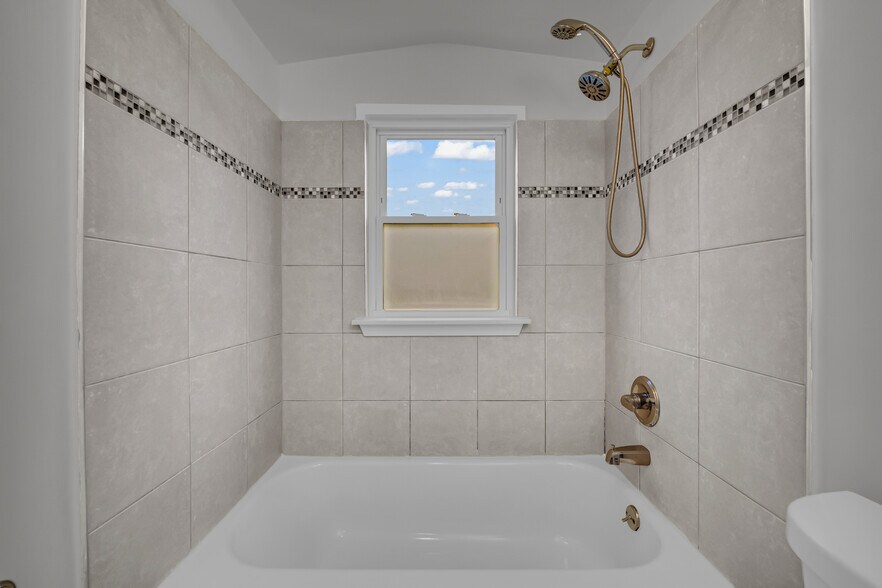 Building Photo - 1824 Wordsworth St