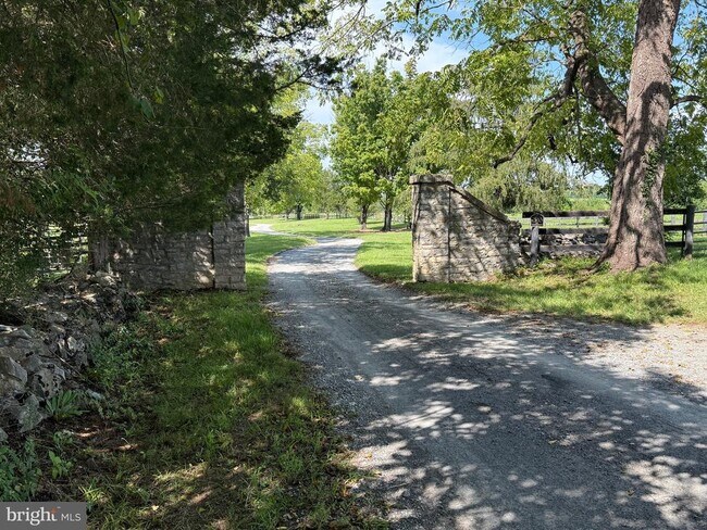 Building Photo - 857 Page Brook Ln