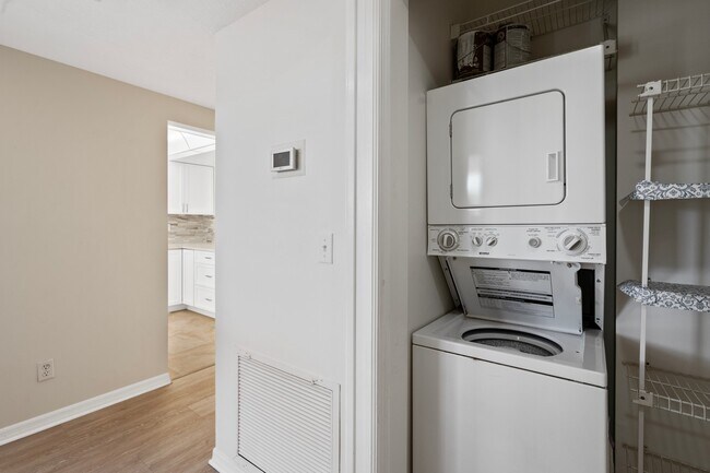 Building Photo - 6165 S Mirror Lake Dr