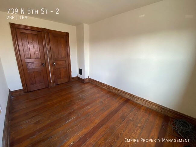 Building Photo - 2nd Floor: 2 Bedroom/1 Bathroom Apartment ...