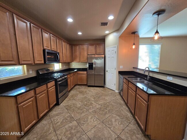 Building Photo - 851 E Aberdeen Dr