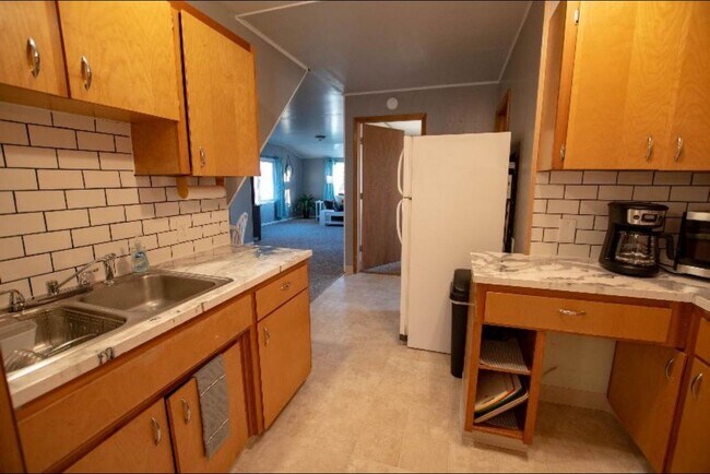 Building Photo - 1316 W Dean Ave