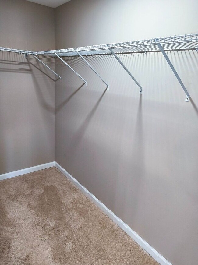 Building Photo - Inviting Townhome in Sterling with Spaciou...