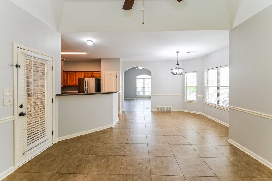 Building Photo - 305 Garden Springs Dr