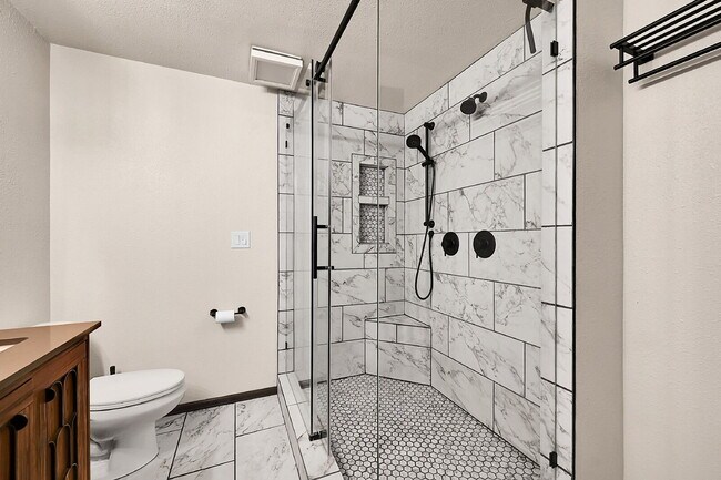 Building Photo - $2,895.00, 4 bed, 3.5 bath, located in Col...