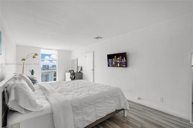 Building Photo - 13499 Biscayne Blvd