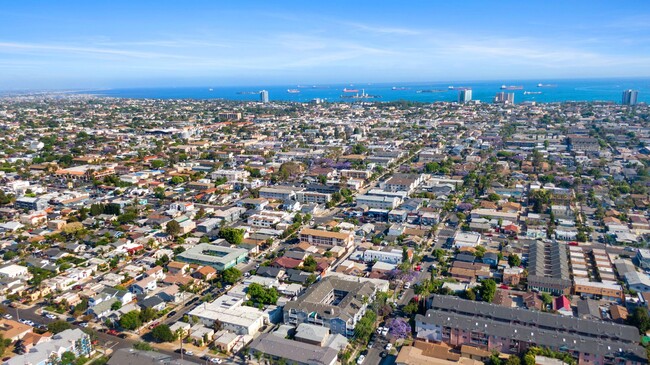 Building Photo - 1050 Gaviota Ave