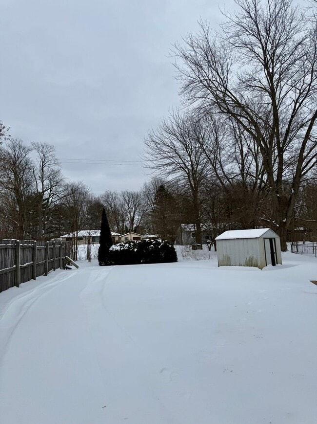 Building Photo - Elizabeth - 321/323