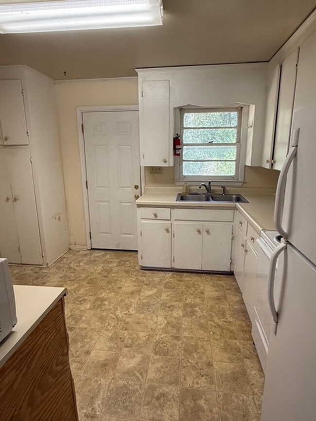 Building Photo - 10-12 Milledge Ct