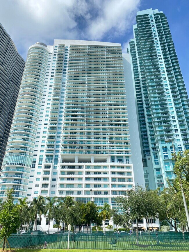 Building Photo - 1800 N Bayshore Dr