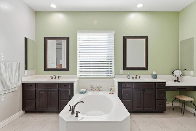 Building Photo - 10702 E Lumiere Ave