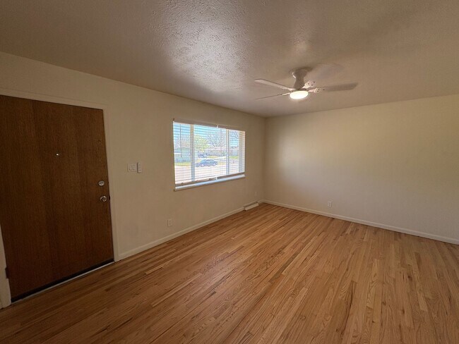 Building Photo - Newly Updated - Spacious 5 Bed 2 Bath Home