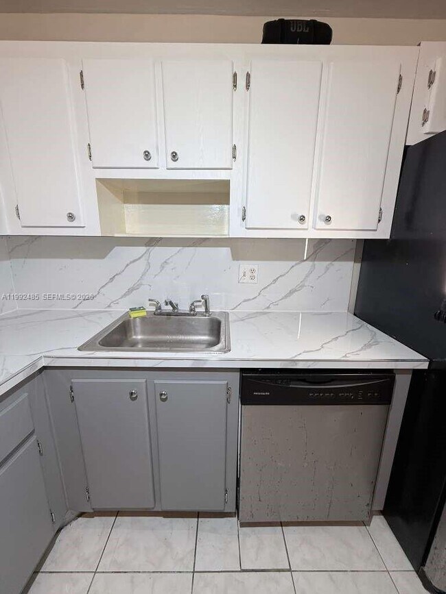 Building Photo - 1200 NE Miami Gardens Dr