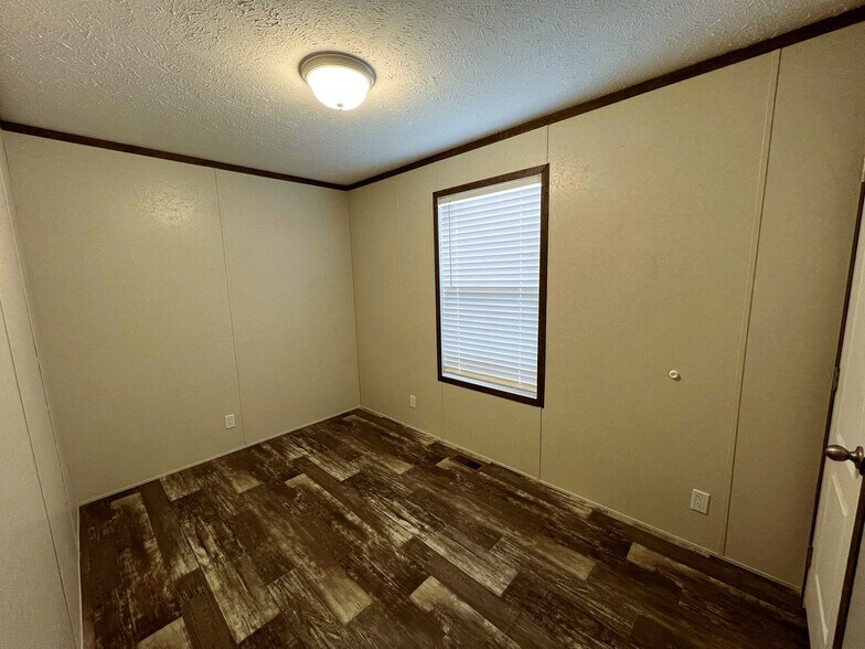 Building Photo - 38055 Leverette Ave