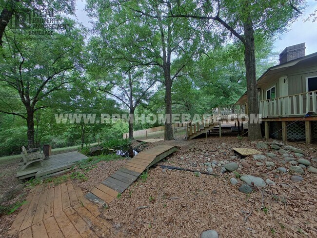 Building Photo - Spacious Private Retreat on 2.34 Acres wit...