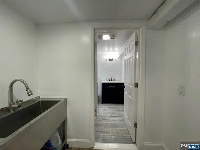 Building Photo - 11 Raymond Pl