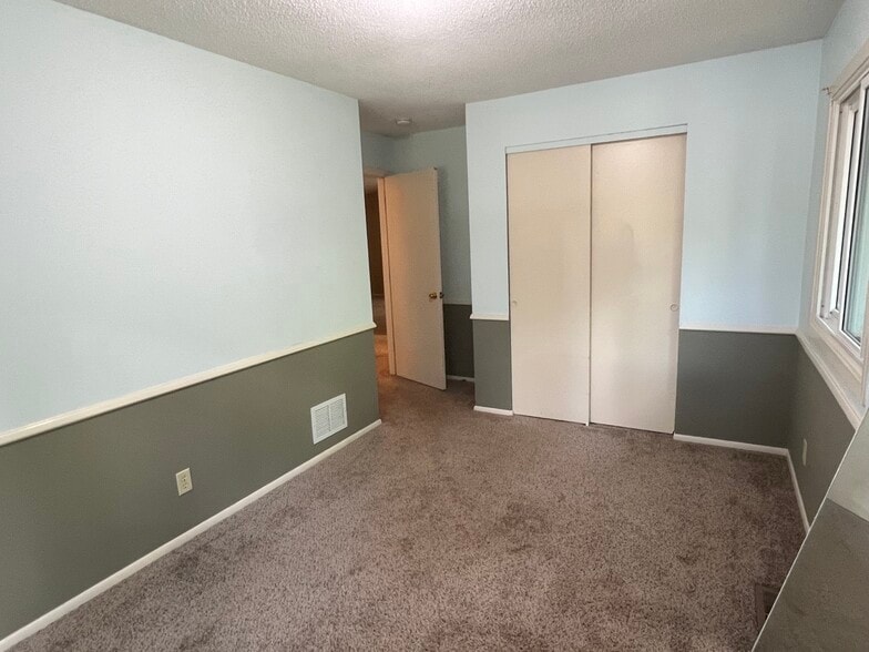Building Photo - 6811 Balsam Ln N
