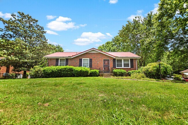 Primary Photo - Pet Friendly Four Bedroom with Basement!