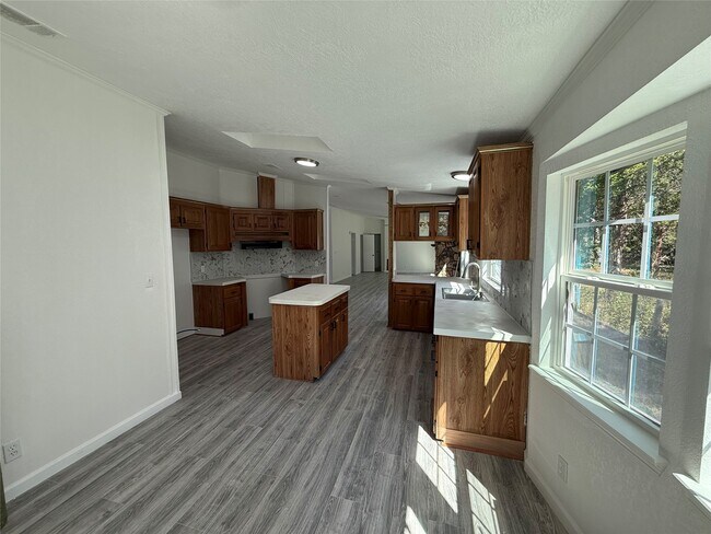 Building Photo - 10621 Parker Dr