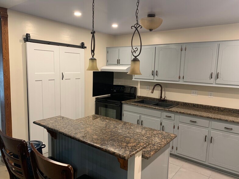 Building Photo - 3381 Leschallas Dr