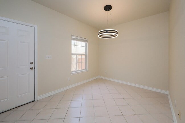 Building Photo - 1000 Ranchway Dr