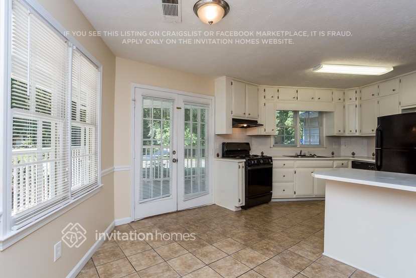 Building Photo - 2449 Windridge Dr NE