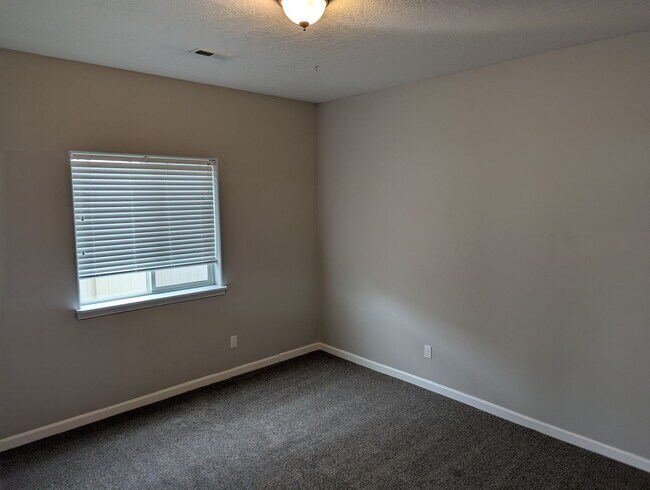 Building Photo - Beautiful well maintained 4 bedroom 3 bath...