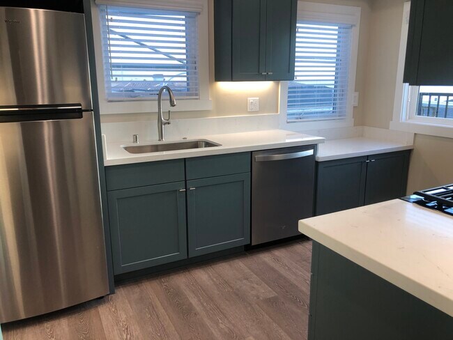 Building Photo - 2806 Ocean Dr