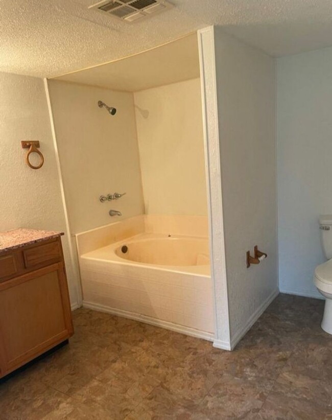 Building Photo - Open Floor Plan home on Private Spacious Lot