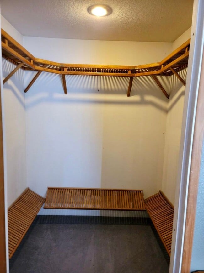 Building Photo - Perfect for a traveling nurse or other professional!  High end fully furnished 1bdrm, 1.5 bath un...