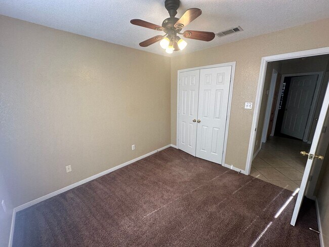 Building Photo - AVAILABLE NOW!!