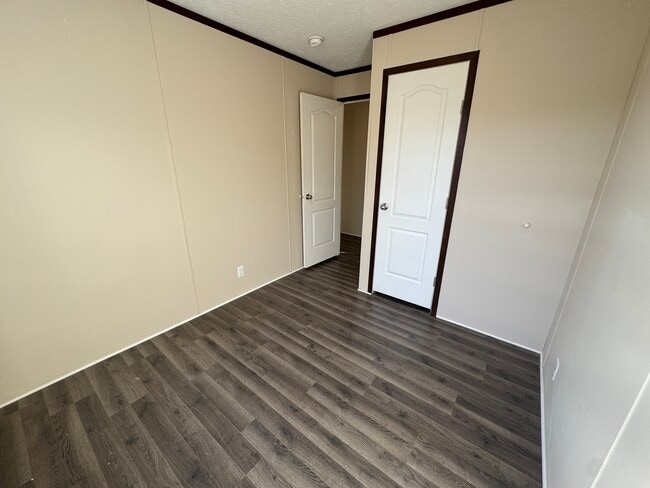 Primary Photo - 48582 Lakeview E