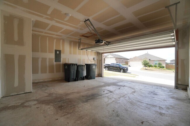 Building Photo - 115 Bethpage Dr