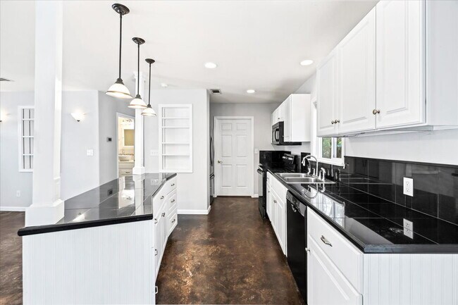 Building Photo - Beautiful 2 Bedroom, 2 Bath Home in Guard-...