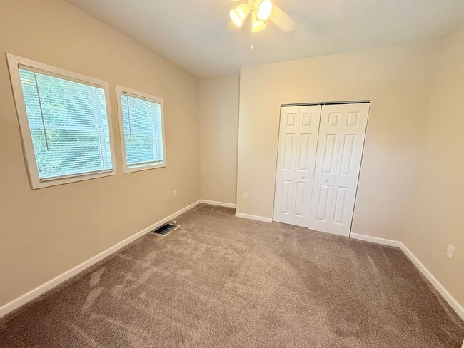 Building Photo - 4 Bedroom 2 Bath in Normal!
